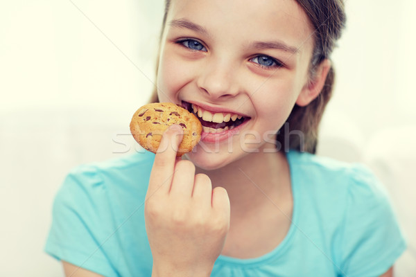 Glimlachend meisje eten cookie biscuit mensen Stockfoto © dolgachov