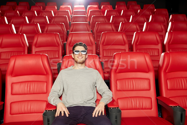 Junger Mann beobachten Film 3D Theater Kino Stock foto © dolgachov