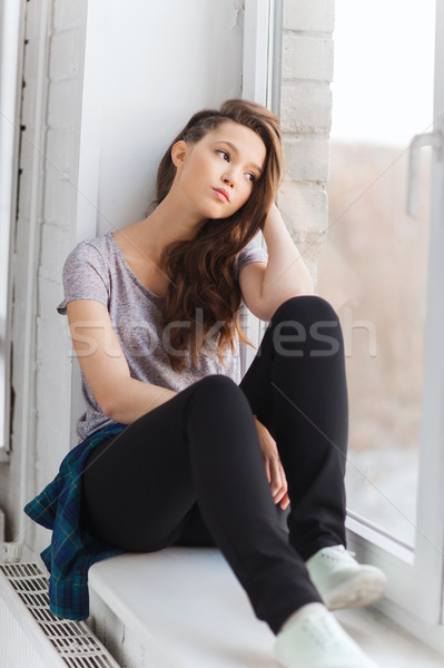 Triest mooie tienermeisje vergadering vensterbank mensen Stockfoto © dolgachov