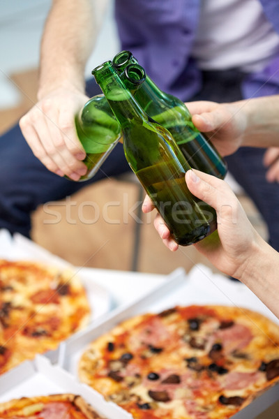 Foto stock: Masculina · manos · cerveza · pizza · casa