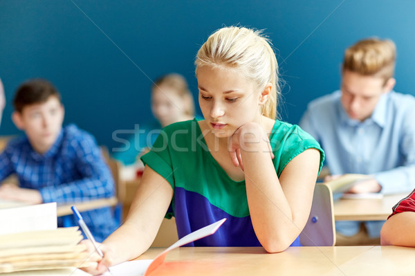 Gruppe Studenten Pfund schriftlich Schule Test Stock foto © dolgachov