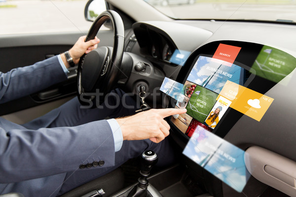 Man rijden auto nieuws boord computer Stockfoto © dolgachov
