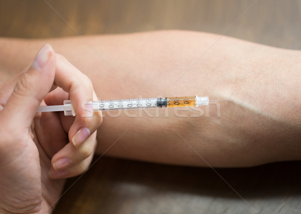 Közelkép szenvedélybeteg kéz készít drog injekció Stock fotó © dolgachov