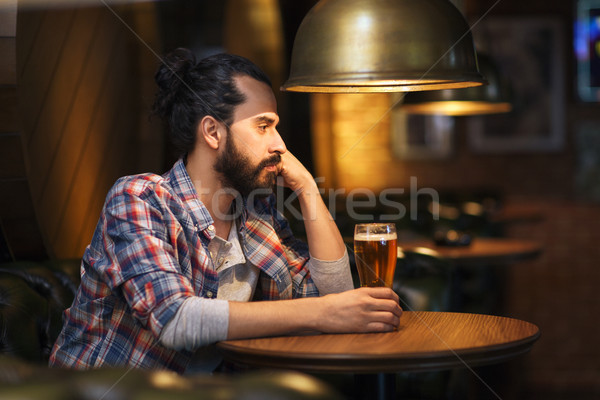 Unglücklich einsamen Mann trinken Bier bar Stock foto © dolgachov