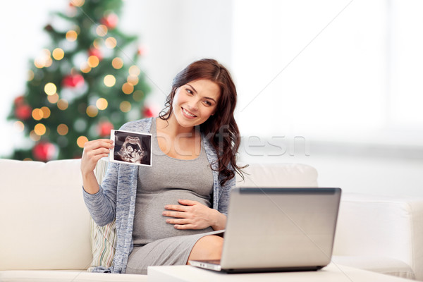 Fericit femeie gravida ultrasunete imagine acasă sarcină Imagine de stoc © dolgachov