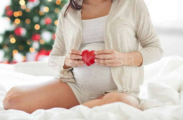 Foto stock: Mujer · embarazada · rojo · corazón · cama · embarazo