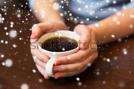 Közelkép nő tart forró feketekávé csésze Stock fotó © dolgachov