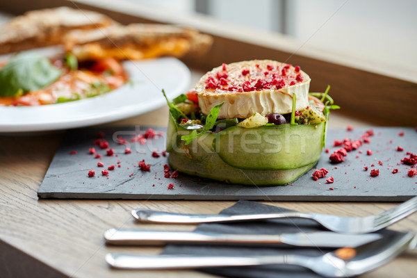Ser kozi Sałatka warzyw jedzenie w restauracji kulinarny kuchnia Zdjęcia stock © dolgachov