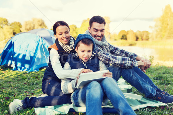 Stock fotó: Boldog · család · táblagép · sátor · tábor · helyszín · kempingezés
