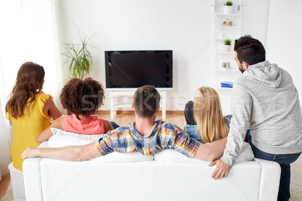 счастливым друзей смотрят телевизор домой дружбы Сток-фото © dolgachov