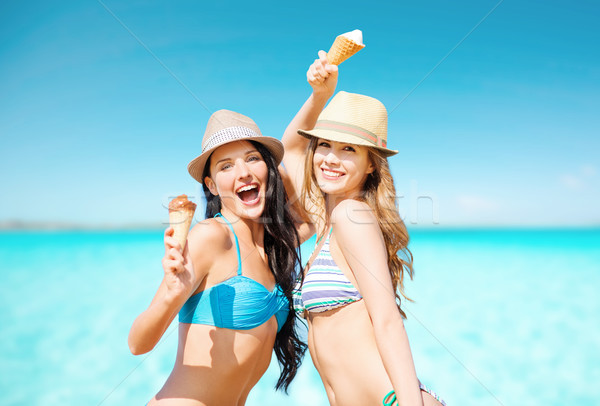 Foto d'archivio: Sorridere · donne · mangiare · gelato · spiaggia · estate