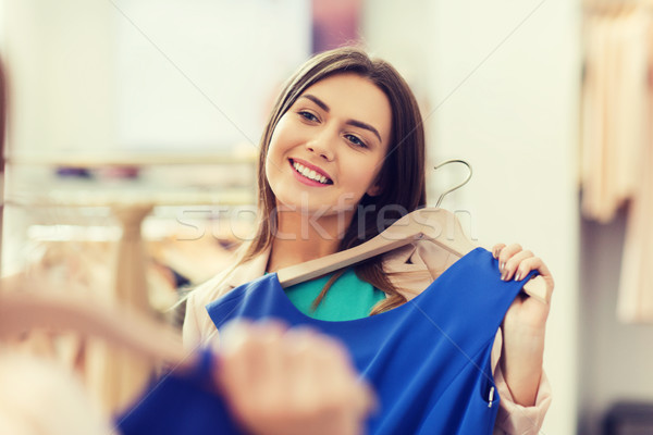 Foto stock: Feliz · mujer · ropa · ropa · tienda · espejo