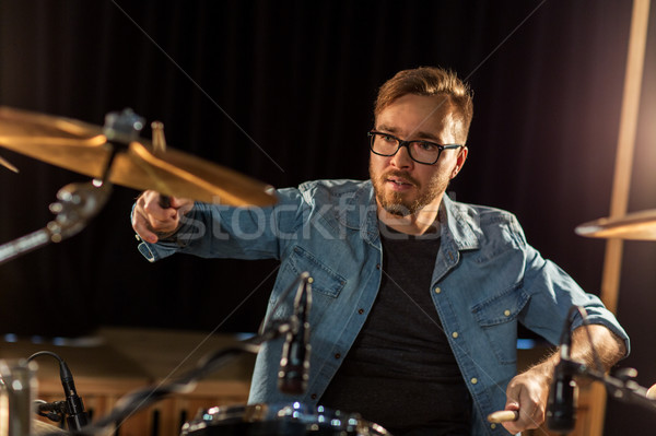 мужчины музыканта играет барабаны концерта музыку Сток-фото © dolgachov