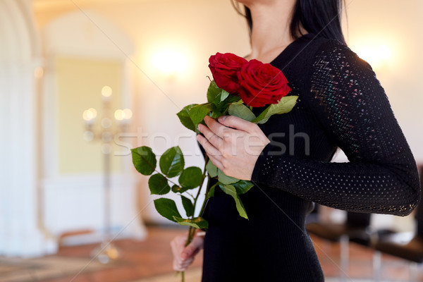 Nő vörös rózsák temetés templom emberek gyász Stock fotó © dolgachov