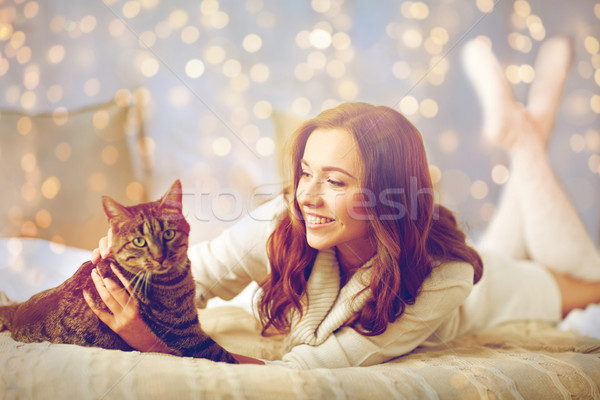 Stockfoto: Gelukkig · jonge · vrouw · kat · bed · home · huisdieren