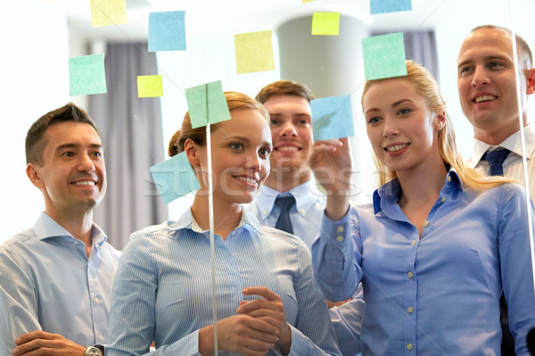 Equipo de negocios vidrio pared notas adhesivas gente de negocios feliz Foto stock © dolgachov