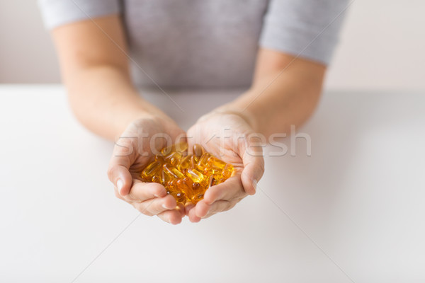 Handen lever olie capsules geneeskunde Stockfoto © dolgachov
