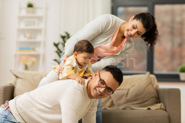 Mutlu aile bebek kız oynama ev aile Stok fotoğraf © dolgachov