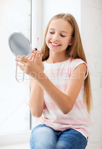 商業照片: 十幾歲的女孩 · 唇彩 · 鏡子 · 青春期 · 美女 · 化妝
