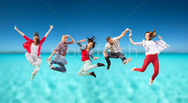 Grup adolescenti jumping vară sportiv Dansuri Imagine de stoc © dolgachov
