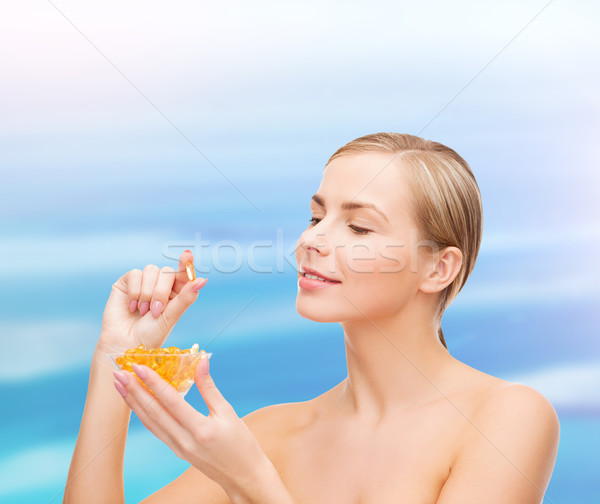 Femeie omega 3 vitamine asistenţă medicală frumuseţe faţă Imagine de stoc © dolgachov