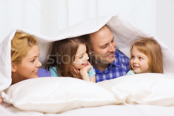 Gelukkig gezin twee kinderen deken home familie Stockfoto © dolgachov