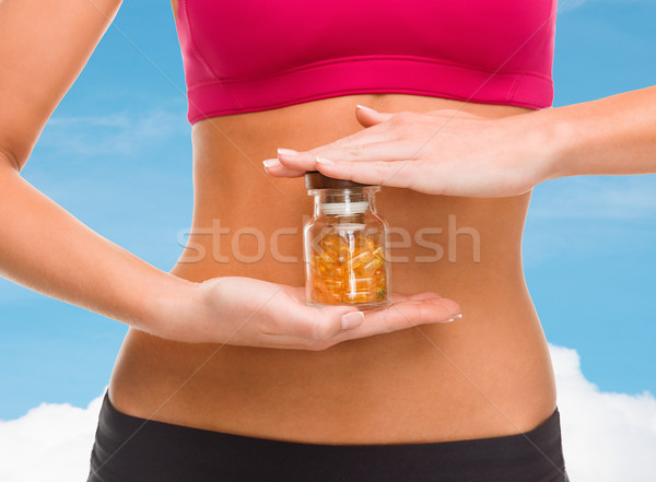 Vrouwelijke handen fles capsules sport Stockfoto © dolgachov