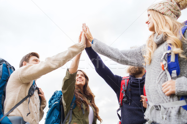 Groep glimlachend vrienden wandelen reizen toerisme Stockfoto © dolgachov