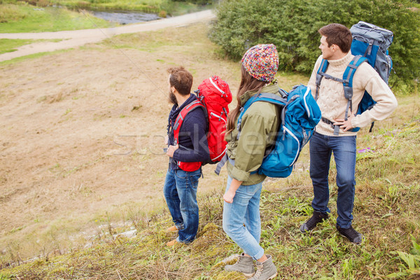 Groep glimlachend vrienden wandelen avontuur reizen Stockfoto © dolgachov