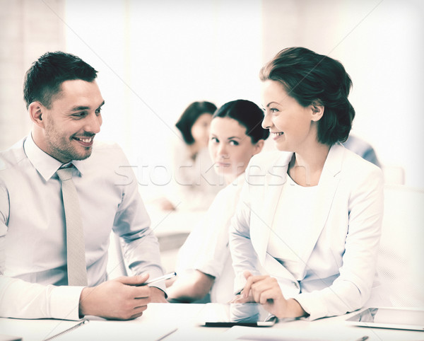 Kollegen sprechen Büro Bild Business Computer Stock foto © dolgachov