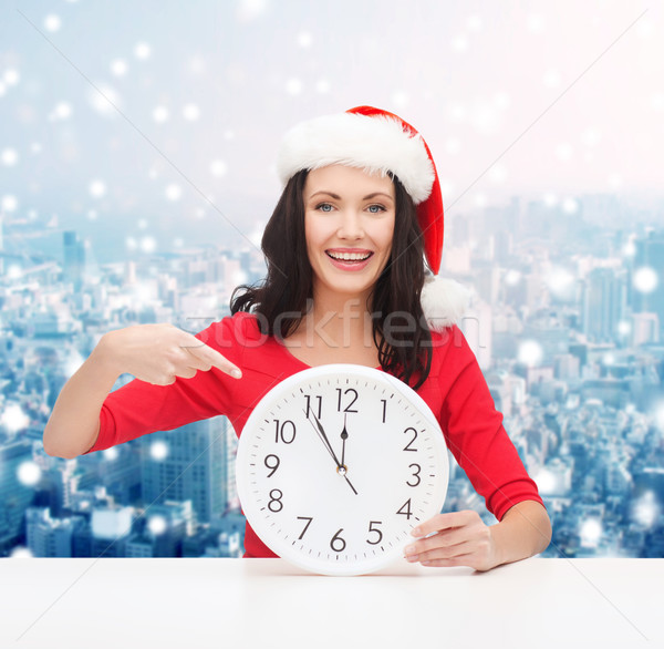Mosolygó nő mikulás segítő kalap óra karácsony Stock fotó © dolgachov