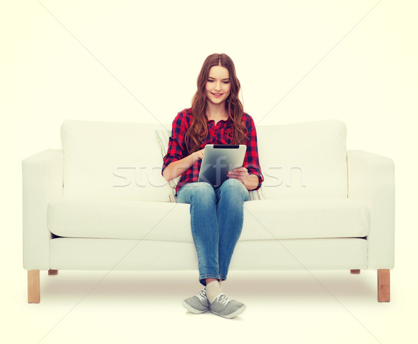 十幾歲的女孩 坐在 沙發 家 閒暇 商業照片 © dolgachov