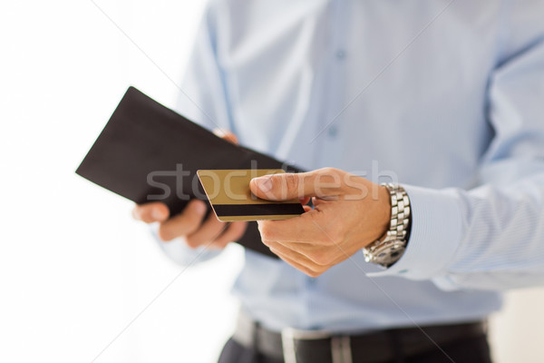 Foto stock: Homem · carteira · cartão · de · crédito · pessoas