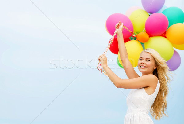 Glimlachende vrouw kleurrijk ballonnen buiten zomer vakantie Stockfoto © dolgachov