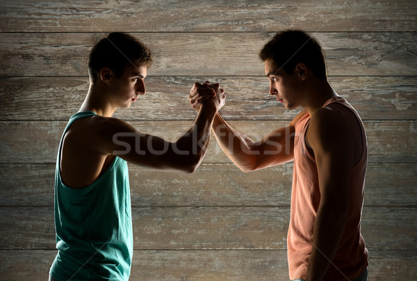 Twee jonge mannen arm worstelen sport concurrentie sterkte Stockfoto © dolgachov