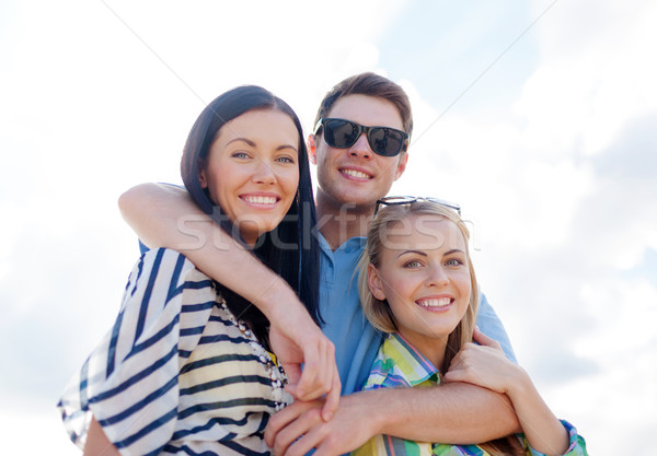 Groep gelukkig vrienden hemel zomer Stockfoto © dolgachov