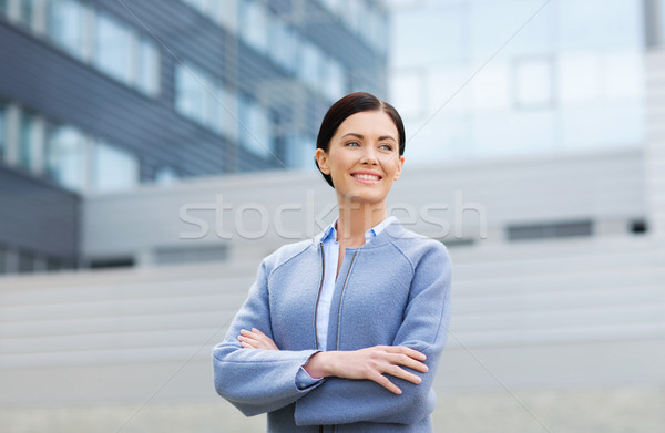 Jungen lächelnd Geschäftsfrau Bürogebäude Geschäftsleute Frau Stock foto © dolgachov