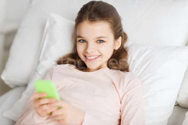Fata de fericit pat smartphone acasă oameni copii Imagine de stoc © dolgachov