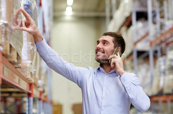 Szczęśliwy człowiek wzywając smartphone magazynu hurt Zdjęcia stock © dolgachov
