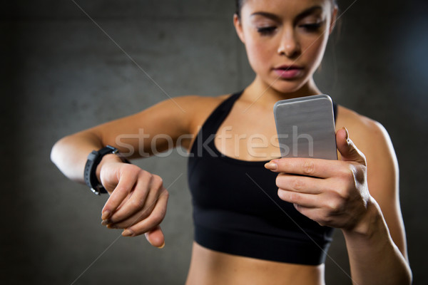 Nő óra okostelefon tornaterem sport fitnessz Stock fotó © dolgachov
