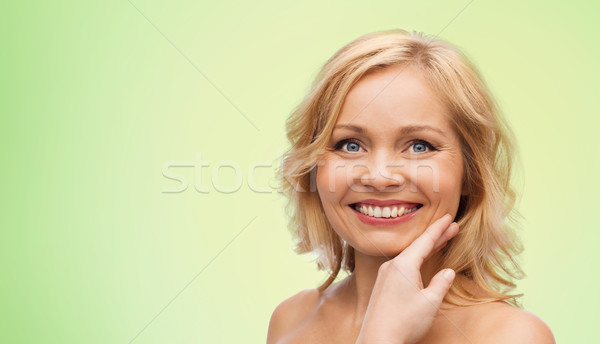 Сток-фото: улыбающаяся · женщина · голый · Плечи · прикасаться · лице · красоту
