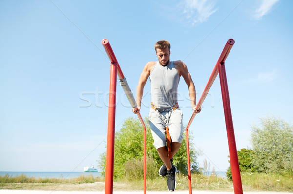 Genç egzersiz paralel çubuklar açık havada uygunluk Stok fotoğraf © dolgachov