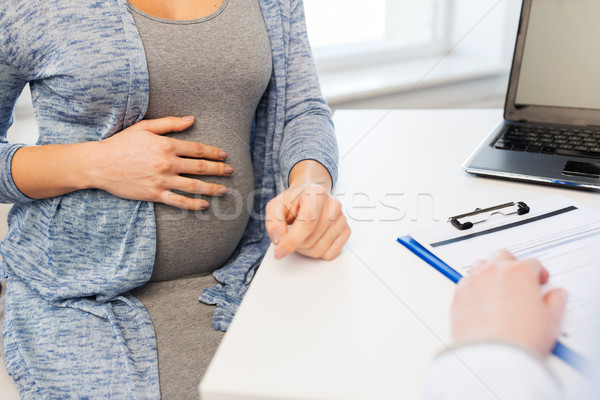 Arts zwangere vrouw ziekenhuis zwangerschap gynaecologie Stockfoto © dolgachov