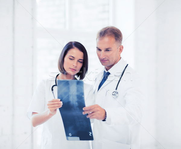 Doua medici uita Xray asistenţă medicală medical Imagine de stoc © dolgachov