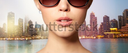 [[stock_photo]]: Femme · potable · champagne · nuit · ville