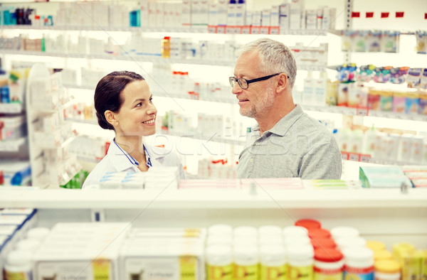 Gelukkig apotheker praten senior man apotheek Stockfoto © dolgachov