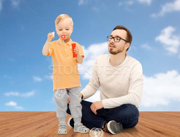 Apa fia buborékfújás szórakozás család gyermekkor apaság Stock fotó © dolgachov