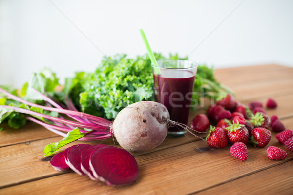 Foto stock: Vidro · raiz · de · beterraba · suco · frutas · legumes · alimentação · saudável