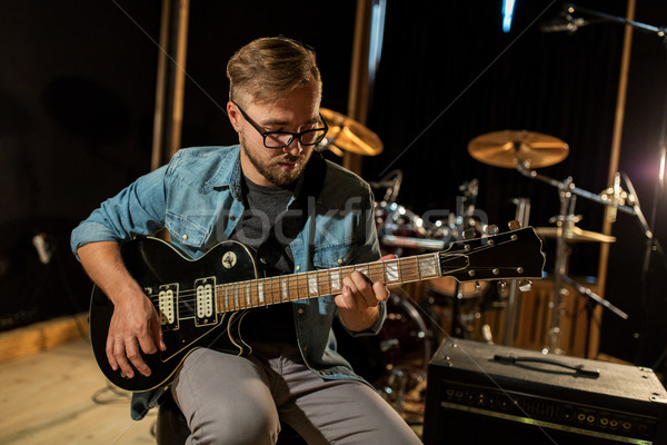 Foto d'archivio: Uomo · giocare · chitarra · studio · prova · musica