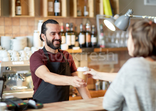 Man De ober klant coffeeshop kleine bedrijven Stockfoto © dolgachov